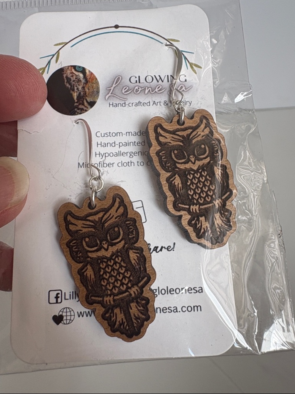 Glowing Leonesa dangle owl earrings hand-crafted jewelry - Picture 5 of 5